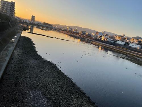 冬の渇水と夕暮れ