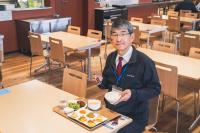 食堂でランチを食べる市長の写真