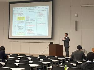 説明を行う講師