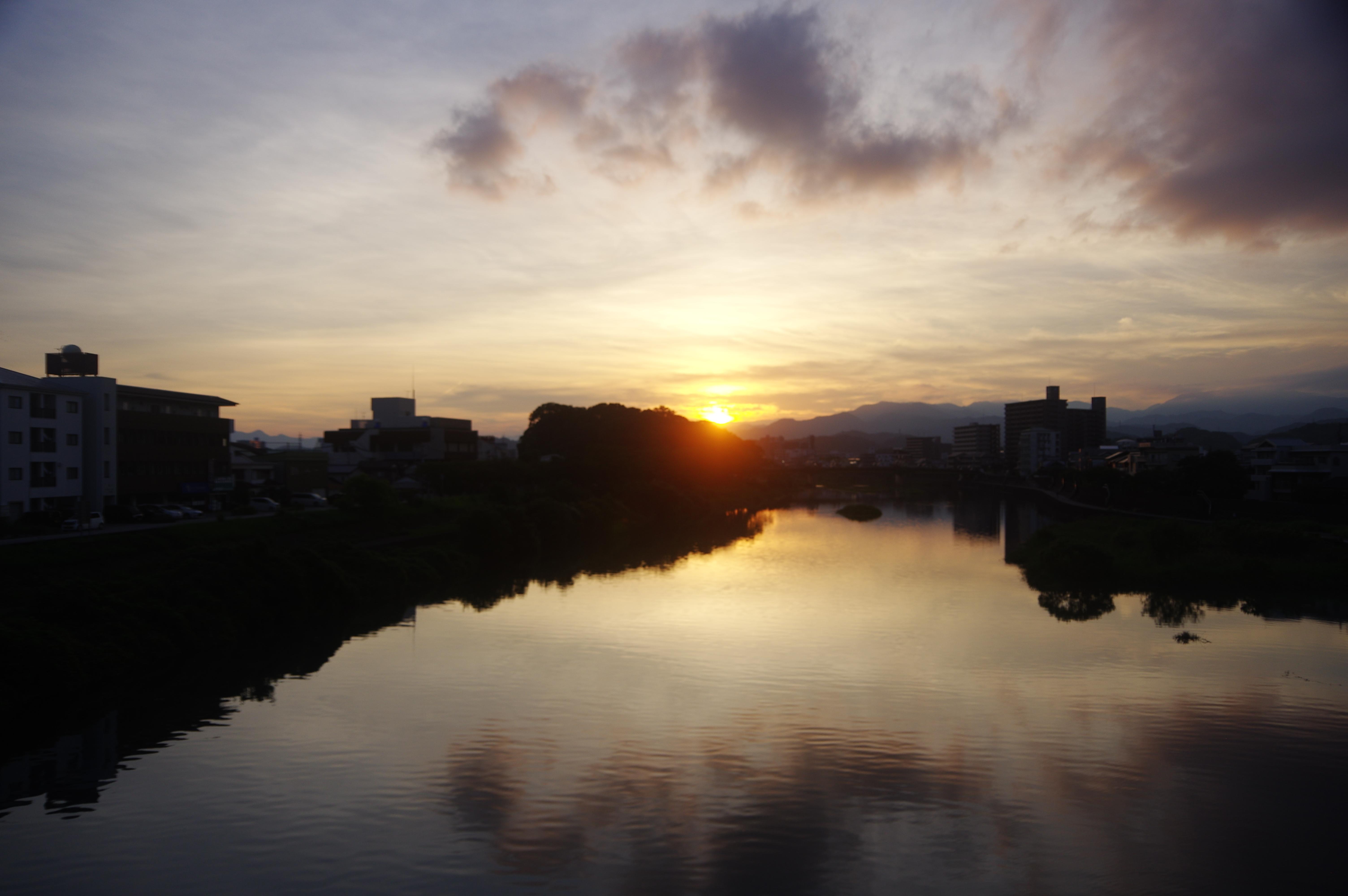 鏡川に日が暮れて