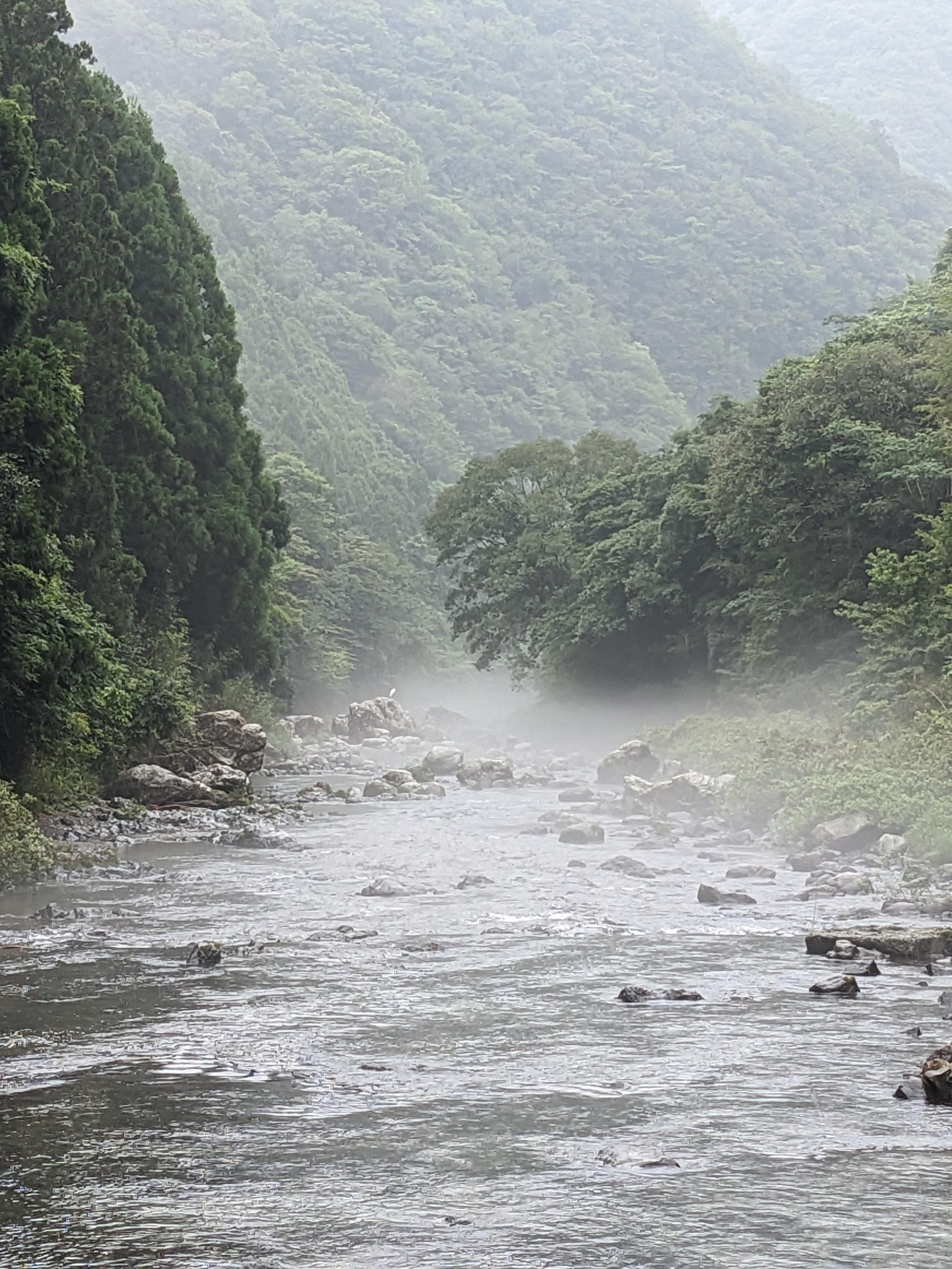 山あいに