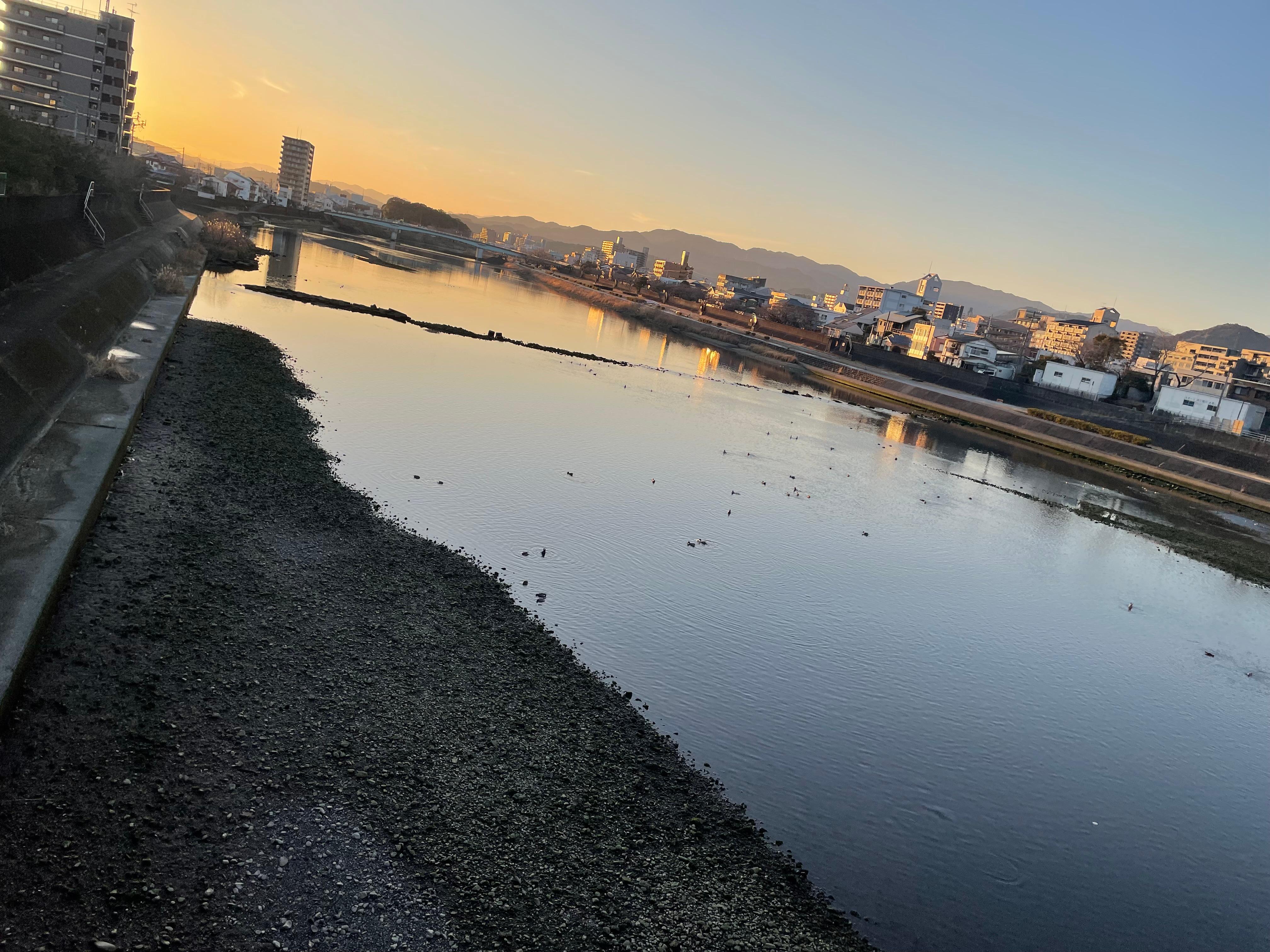 冬の渇水と夕暮れ