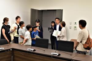 委員会室