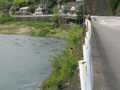 飛び込みの順番待ちをする男の子たち