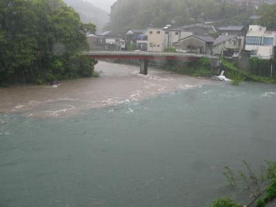 鏡庁舎前の鏡川