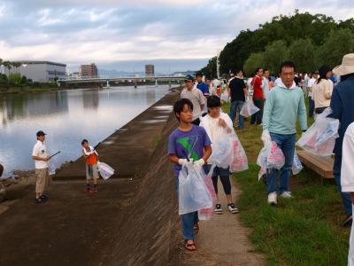 浦戸湾・七河川一斉清掃の様子