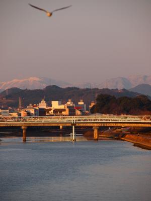 天神橋から西の雪山を望む