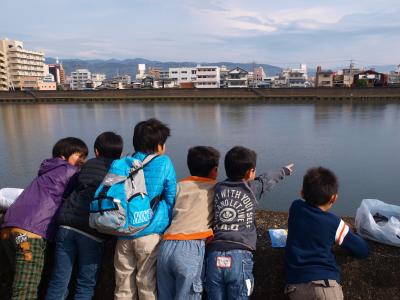 興味深そうに川を覗き込む子どもたち