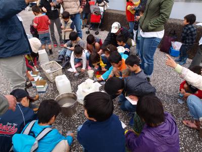 水質調査をする子どもたち