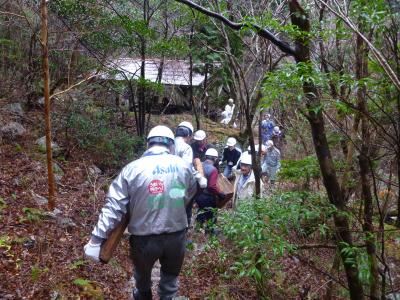 ベンチの撤去作業