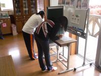 記載台で記入