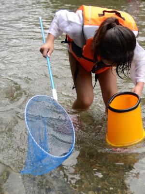 網と水中めがねを持った少女