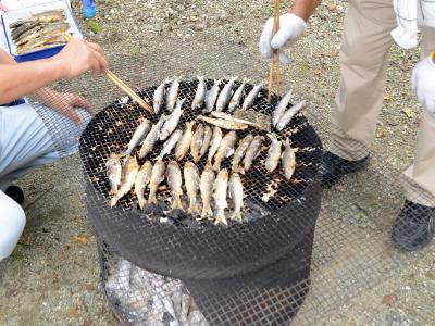 アユを焼いている様子