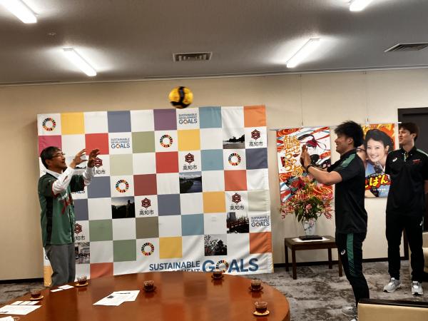 市長室でラリーしている写真