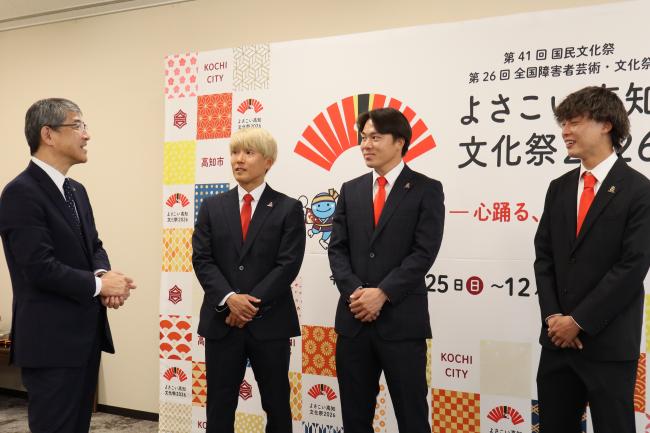 市長室で会話している様子