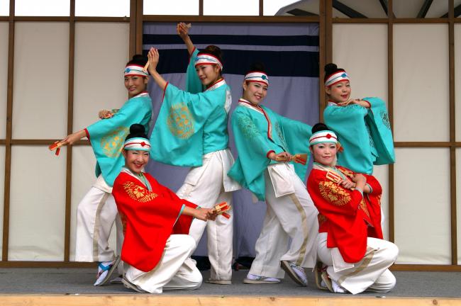 表紙写真:よさこいおもてなし隊「いちむじん」(高知駅南口 こうち旅広場にて)